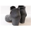 Image 6 : (2) Women's Ankle Shoes - Size 9
