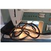 Image 4 : Singer Sewing Machine w/Foot Peddle in Case (runs & light works)