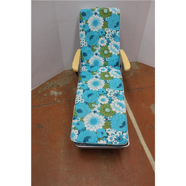 *Foldable Chaise Lounge