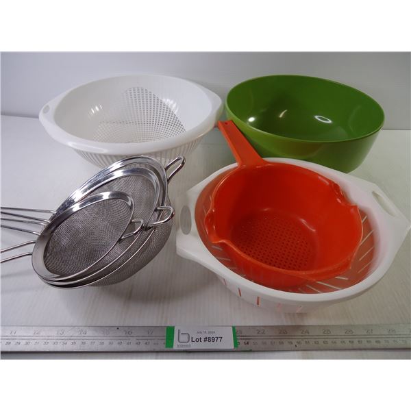 (6) Assorted Size Strainers and (1) Green Plastic Bowl