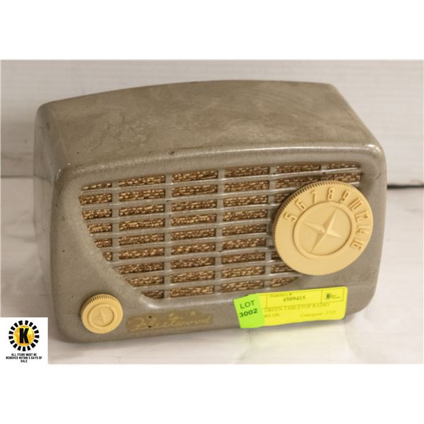 1950S GREEN TABLETOP RADIO POWERS ON