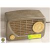 Image 1 : 1950S GREEN TABLETOP RADIO POWERS ON