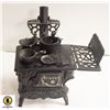 Image 1 : CAST ITON MINI WOOD STOVE W ACCESSORIES