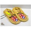 Image 1 : VINTAGE INDIGENOUS BEADED MOCCASINS