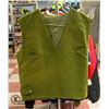 Image 1 : 1970S LADIES VELVET GREEN VEST