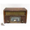 Image 1 : 1940S WOODEN RADIO UNTESTED NEEDS CORD