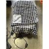 Image 2 : LOT OF STORE RETURN HEATED BLANKET UNTESTED
