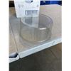 Image 8 : SOAP AND BATH TISSUE DISPENSERS, 3M CLEANING PADS AND BOX OF CAKE DOMES