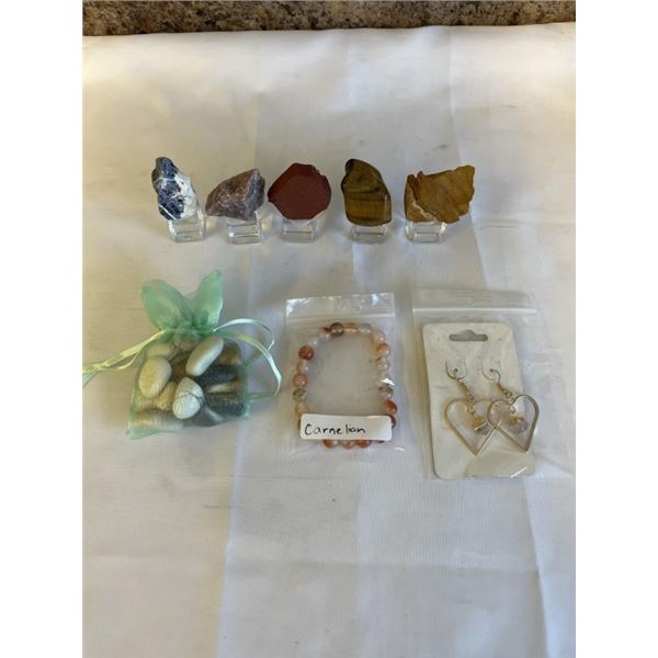 5 ASSORTED SEMI PRECIOUS STONES WITH MOKITE MIX TUMBLED STONES, CRYSTAL EARRINGS AND CARNELIAN BRACE