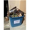 Image 2 : LARGE TOTE OF ESTATE DECOR ITEMS