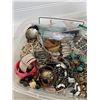 Image 2 : TRAY OF ASSORTED JEWELRY
