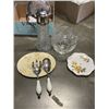 Image 2 : 2 BOXES OF ANTIQUE PLATES, BRASS VASES, SILVERPLATE TRAYS, CARAFFES, ETC
