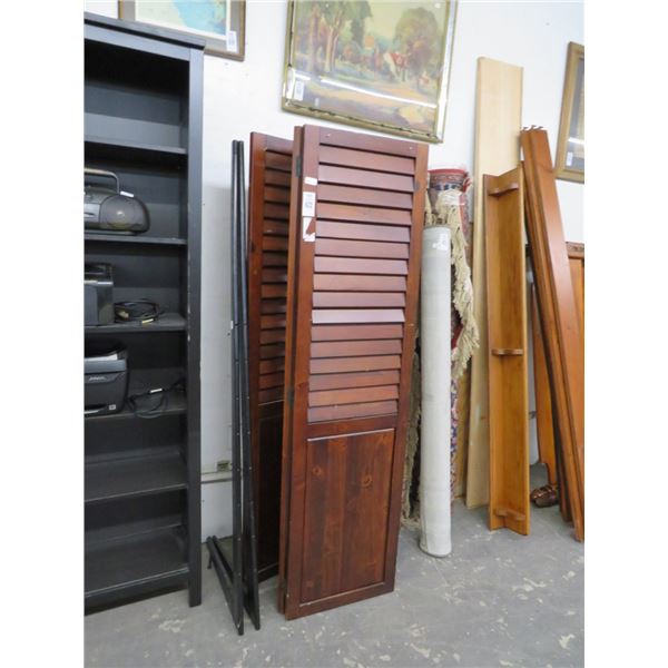 Stained Louvered 3 Pane Privacy Screen