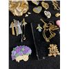 Image 2 : Nice Lot of Decorative Brooches and Pins