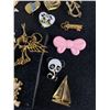 Image 4 : Nice Lot of Decorative Brooches and Pins