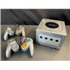 Image 1 : Lot of 1 Nintendo Gamecube Console with 2 Controllers - Used
