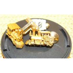 2 miniature very detailed locomotive cufflinks and gold tie tack (170)