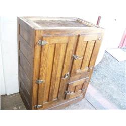 Antique ice box (165)