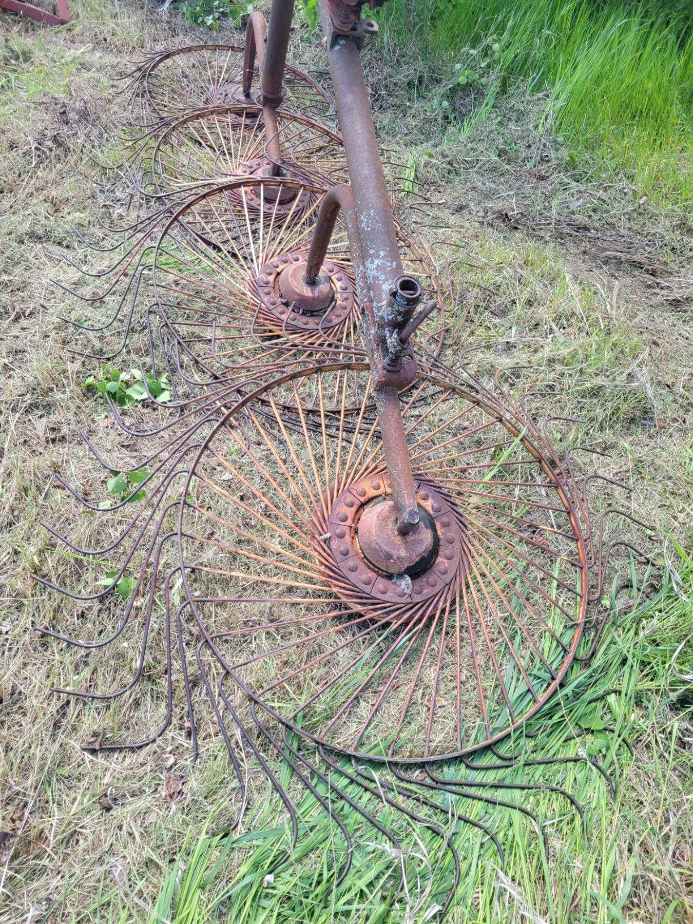 MF 3pt 4 wheel hay rake