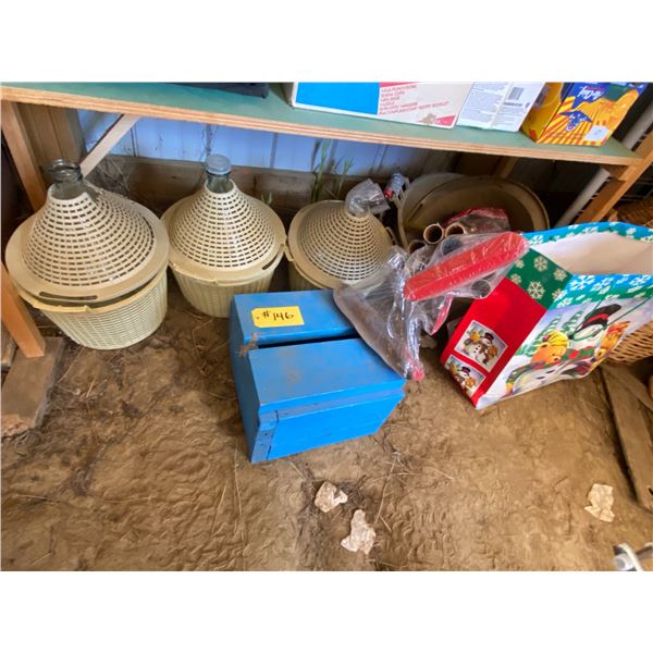 Blue stand, wrapping paper, 3- jugs