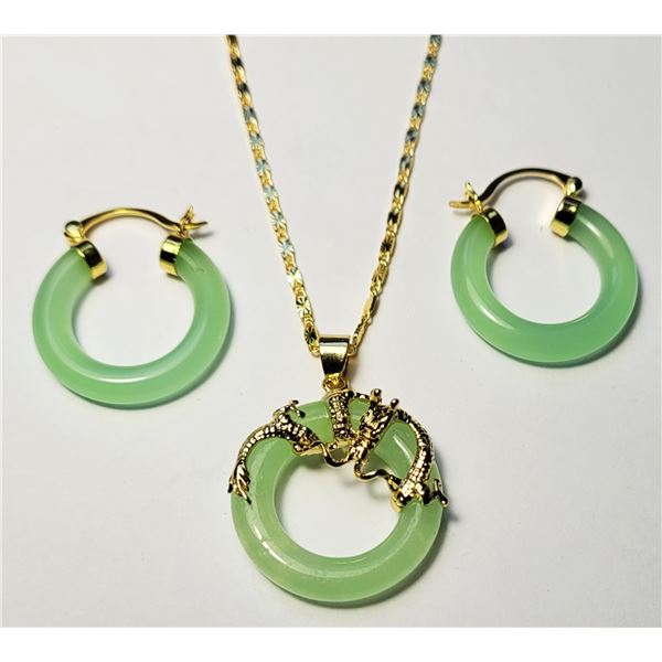 10) SOFT GREEN ROUUND JADE PENDANT WITH 18K GOLD