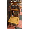 Image 1 : VINTAGE WOOD AND WICKER COLLAPSIBLE VALET
