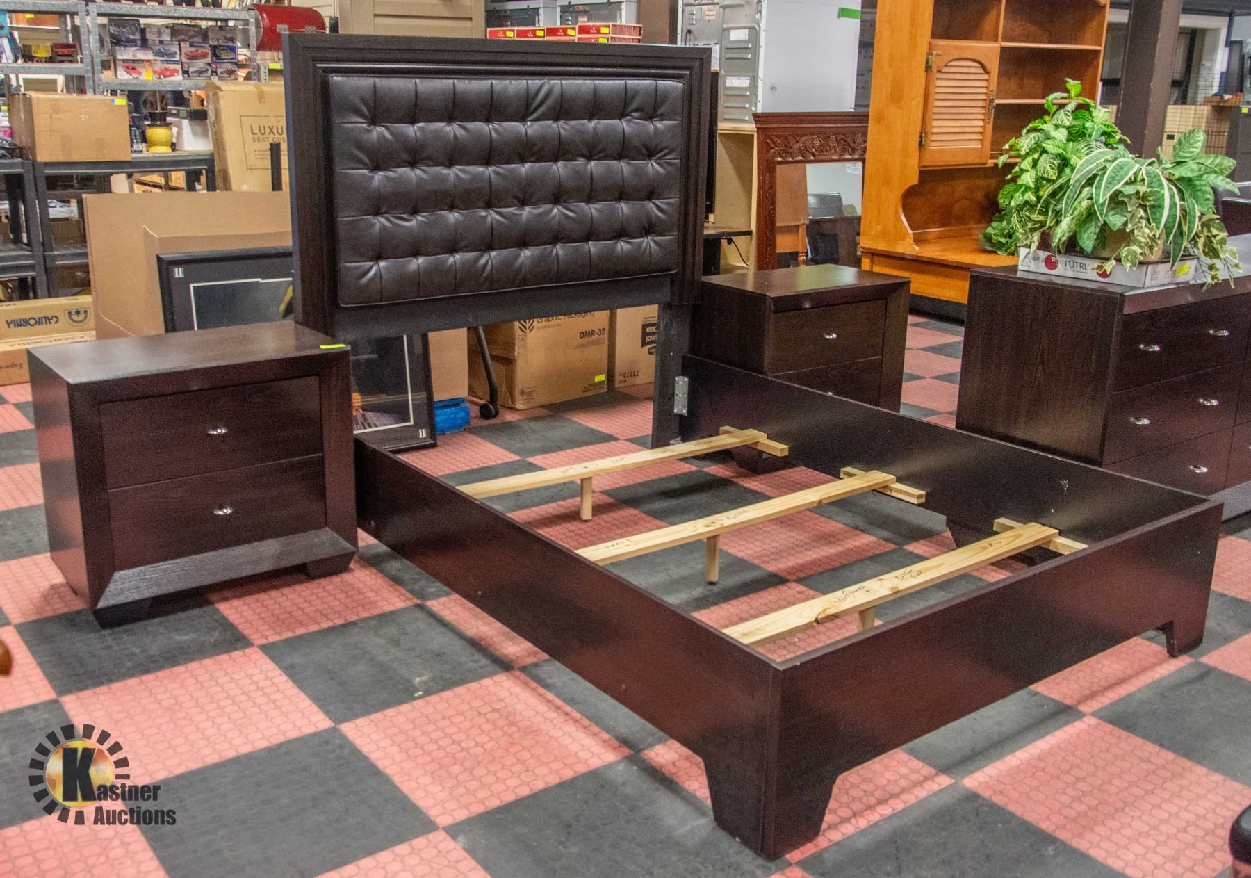 QUEEN SIZE BEDFRAME WITH 2 MATCHING NIGHTSTANDS QUEEN SIZE BEDFRAME WITH 2 MATCHING NIGHTSTANDS