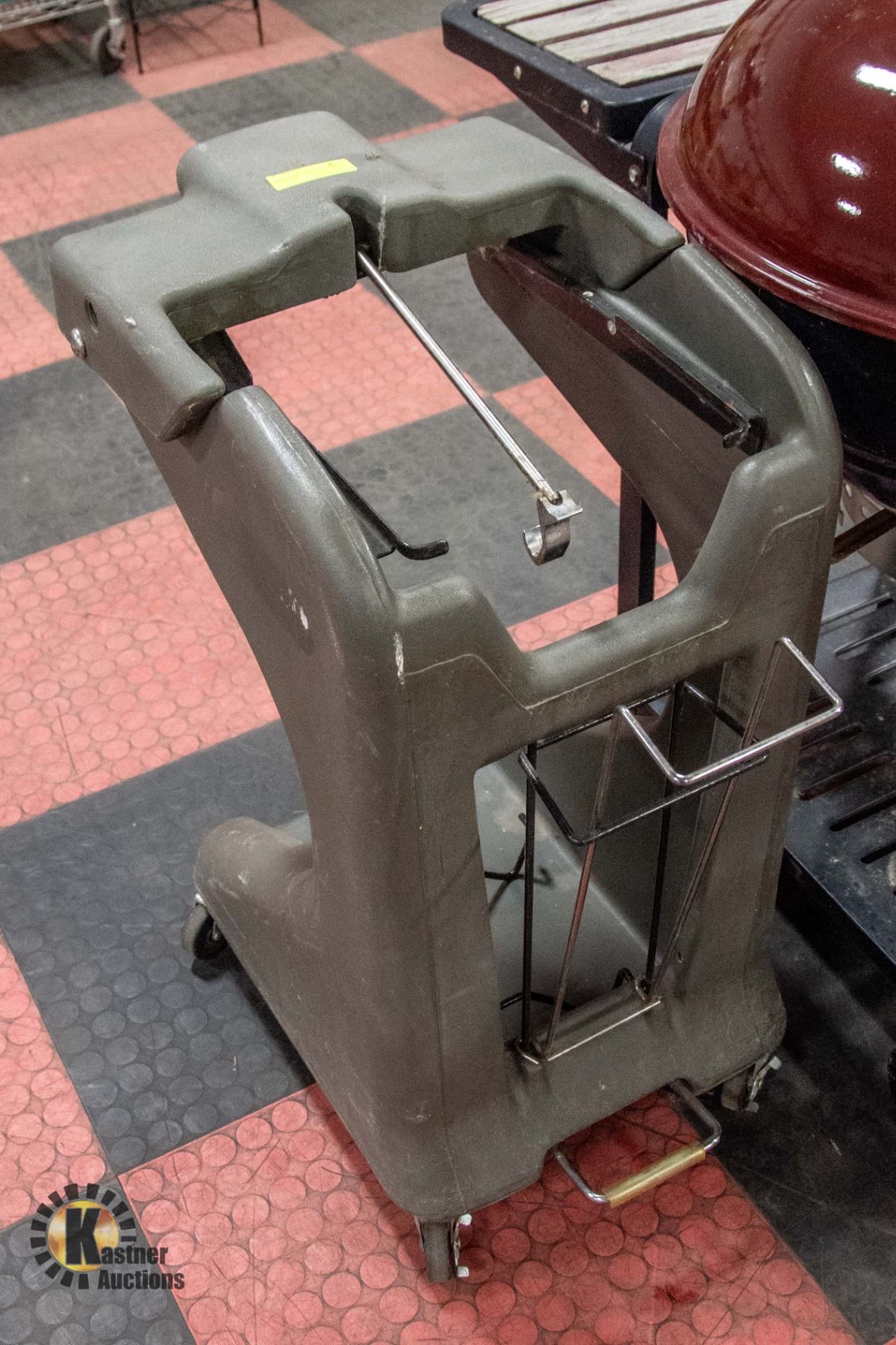 PORTABLE ON WHEELS FOR SMALL ENGINE CART