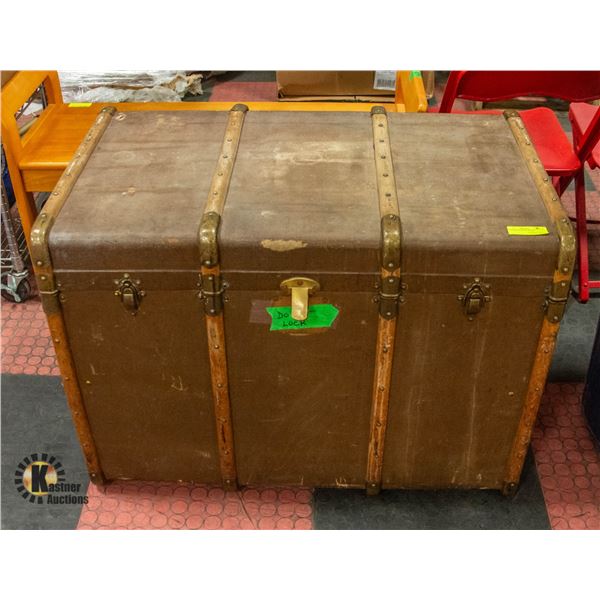 VINTAGE STEAMER TRUNK