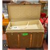 Image 2 : VINTAGE STEAMER TRUNK