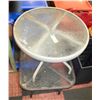 Image 1 : LOT OF 2 PATIO SIDE TABLES
