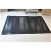 Image 2 : TAPIS ANTIFATIGUE PLAQUE DIAMANTÉE ULTRASOFT 4'x7' - NOIR WEARWELL 414.1516X4X7BK