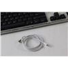 Image 4 : Keyboard, Mouse, Apple lightning Cord