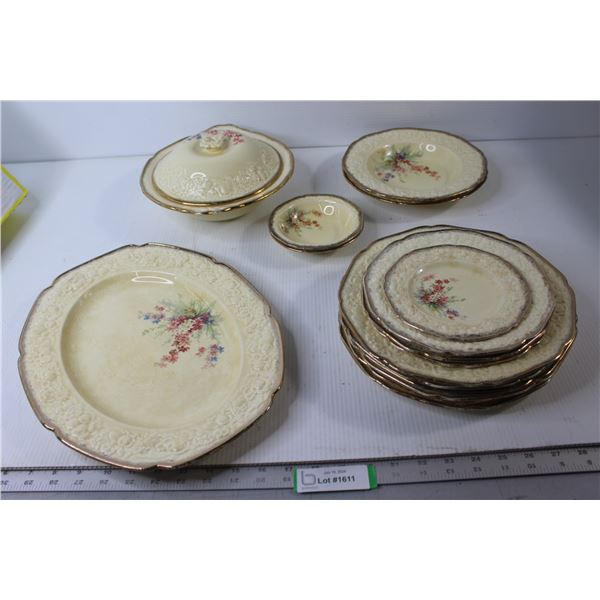 Crown Ducal Florentine Dish Set with 8K Gold Border