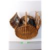 Image 1 : Large Wicker Picnic Basket with Items