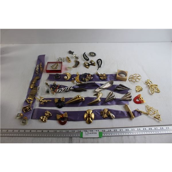 (20+) Pieces Costume Jewelry - Brooches