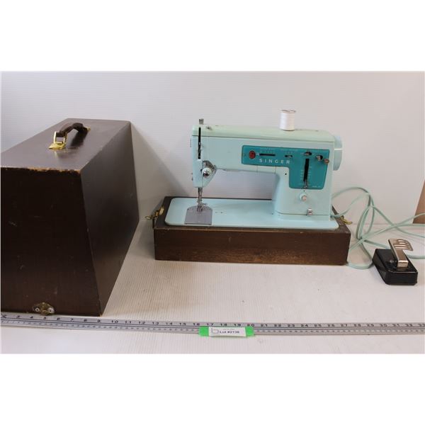 Singer Sewing Machine in Case - Powers On, as is