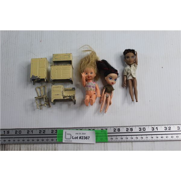 Vintage Tootsie Metal Toy Furniture and (3) Mini Dolls