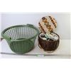 Image 1 : Round Sewing Basket w/Contents - Laundry Basket