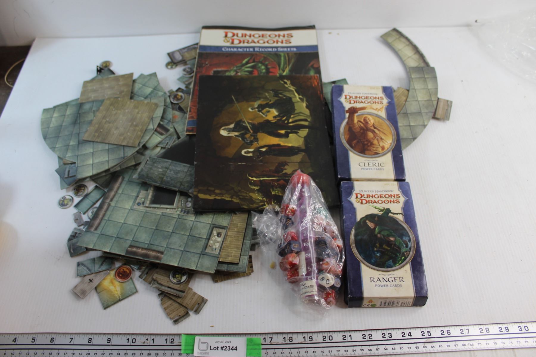 Dungeons and Dragons DM Kit in Tote No Lid - Bodnarus Auctioneering