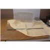 Image 1 : Tote (no lid) - Blanket (80" x 84") - Blanket (52" x 76")