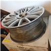 Image 2 : Group of 2 18in wheels for Chrysler 300