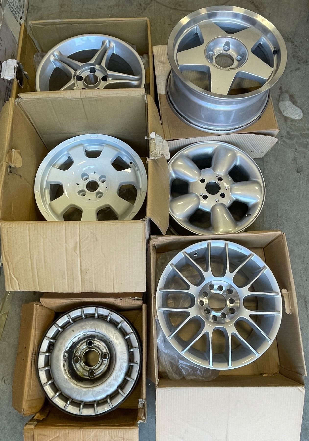 Information Rims Group Group of 6 assorted single wheels rim