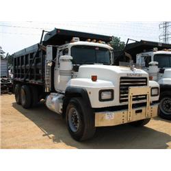 2001 MACK RD688S T/A DUMP