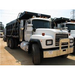 2001 MACK RD688S T/A DUMP