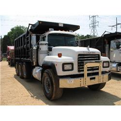 2000 MACK RD688S TRI-AXLE DUMP