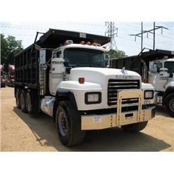 2000 MACK RD688S TRI-AXLE DUMP