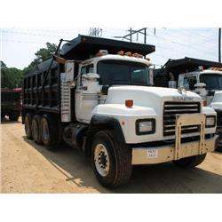 2000 MACK RD690S TRI-AXLE DUMP