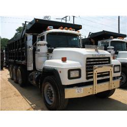 2000 MACK RD690S TRI-AXLE DUMP