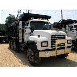 2000 MACK RD690S TRI-AXLE DUMP